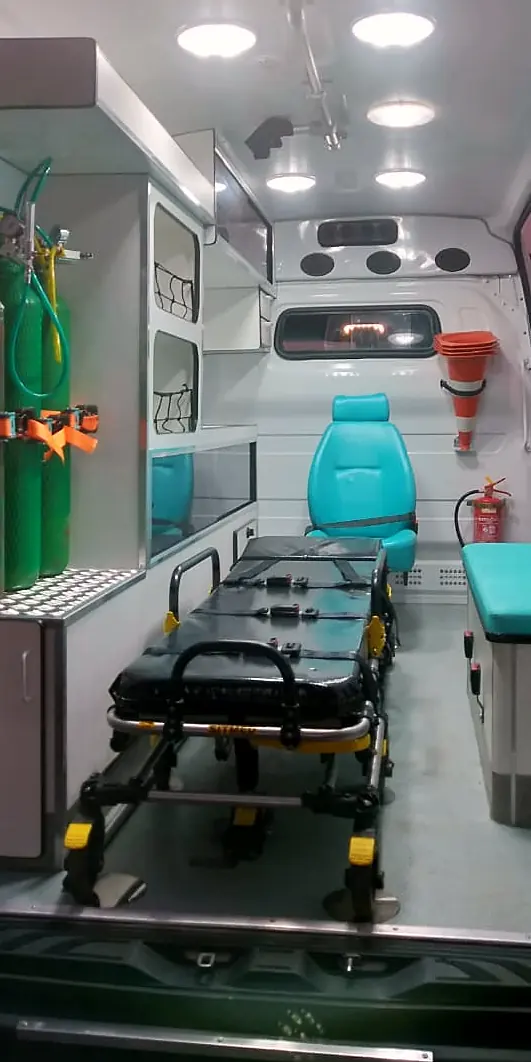 Ambulância por dentro, vista pela porta traseira