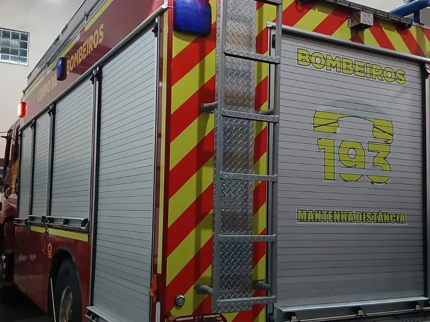 Caminhão de bombeiros na oficina, com a sinalização traseira ligada