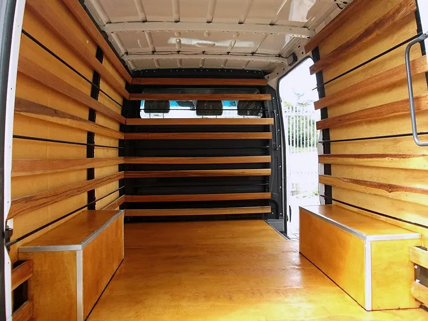 Interior de furgão de carga com piso e laterais revestidos em madeira
